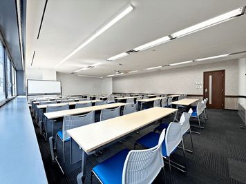 RoomA　室内（スクール形式レイアウトイメージ） - 東京会議室 BL会議室 池袋西口店 ＼instabase特別30%オフ／RoomA セルフ/当日予約の室内の写真