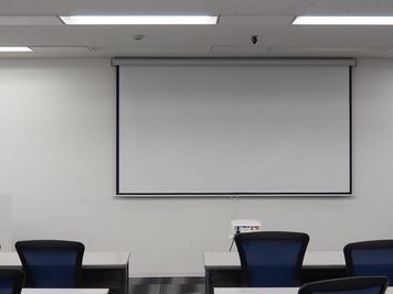 プロジェクターは100インチあり、大きくて見やすい - まなビレッジルーム 貸し会議室の設備の写真