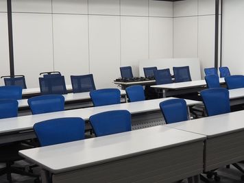 1つのテーブルに2名の着席でスペースにゆとりがあります - まなビレッジルーム 貸し会議室の室内の写真