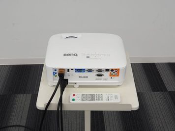 近距離プロジェクターを完備しております。 - まなビレッジルーム 貸し会議室の設備の写真