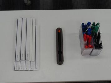 マグネット、ホワイトボードマーカーや指示棒をご自由にご利用いただけます - まなビレッジルーム 貸し会議室の設備の写真