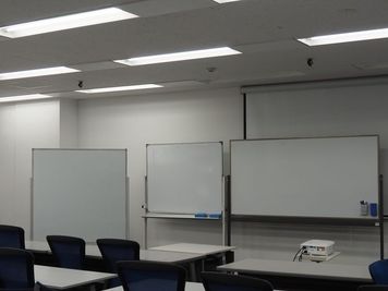 大きなホワイトボーを3台利用することができ、説明やグループ討議での利用できます - まなビレッジルーム 貸し会議室の設備の写真