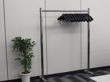 ハンガーラックにコートや上着をかけてご利用いただけます - まなビレッジルーム 貸し会議室の設備の写真