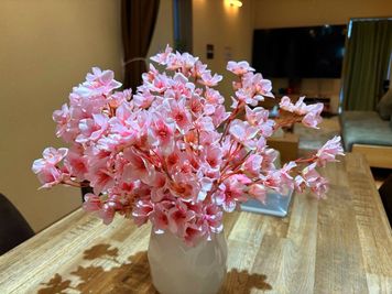 4月下旬まで桜を見ながらお過ごしいただけるよう設えました。 - シエスタ烏丸 〈シエスタ烏丸〉【11名～20名様専用】の室内の写真