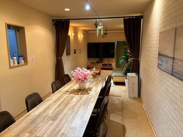 4月下旬まで桜を見ながらお過ごしいただけるよう設えました。 - シエスタ烏丸 〈シエスタ烏丸〉【11名～20名様専用】の室内の写真