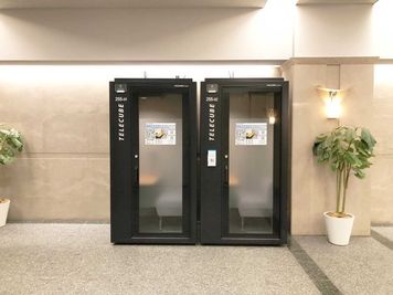 【テレキューブ】晴海トリトンスクエア W棟 2F エントランスホール　視線と音を遮る、プライベートな集中環境。(255-02) - テレキューブ　晴海トリトンスクエア W棟2F