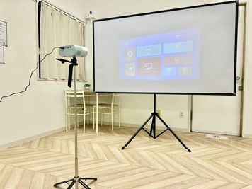 スクリーンとプロジェクターをご用意しております。 - レンタルスタジオPixel横須賀の設備の写真