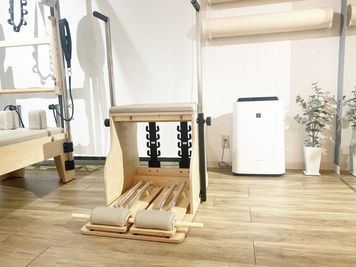 チェア（Motioncare PILATES製） - 学芸大学駅徒歩３分　【マシンピラティススタジオ】Ciel 学芸大学駅徒歩３分【マシンピラティススタジオ】Ｃｉｅｌの室内の写真