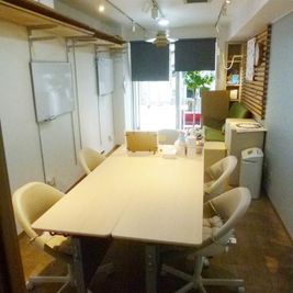 【路面店】駅1分なのに静か、プライベートも確保のスペース　カラー複合機/wifi/会議/ワークショップ/読書等に - スペースセサミ草加店　１階