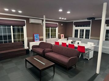 スクリーン側からみたスペース - 丘の詩「美瑛テラス」 美瑛中心地・景観条例地区駅前通り沿いにある大型レンガ造り邸宅１Fの室内の写真