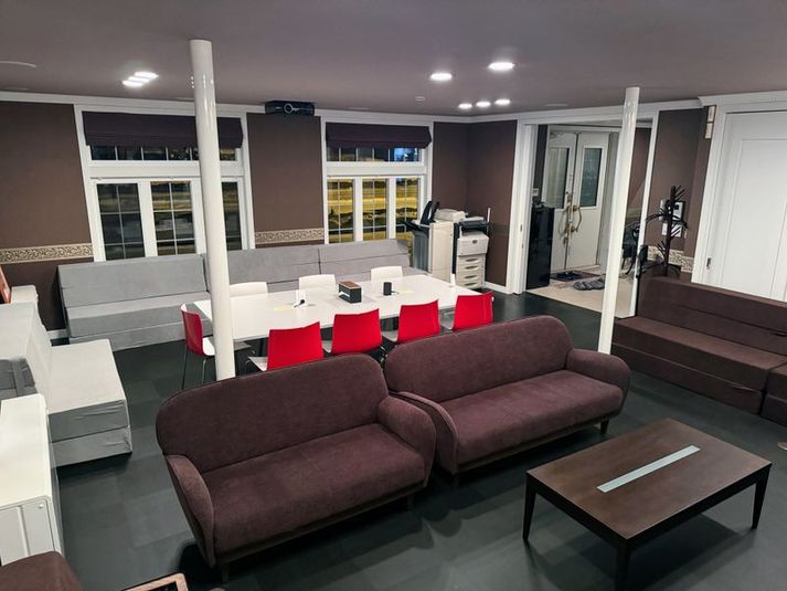 美瑛中心地・景観条例地区駅前通り沿いにある大型レンガ造り邸宅１F - 丘の詩「美瑛テラス」