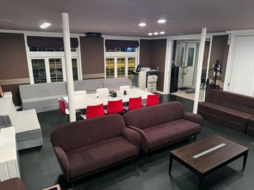 スクリーン側からみたスペース - 丘の詩「美瑛テラス」 美瑛中心地・景観条例地区駅前通り沿いにある大型レンガ造り邸宅１Fの室内の写真