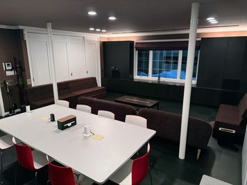 駅前通り側から見た170インチスクリーンがある向きのスペース - 丘の詩「美瑛テラス」 美瑛中心地・景観条例地区駅前通り沿いにある大型レンガ造り邸宅１Fの室内の写真