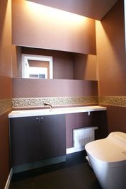 １Fスタジオ用トイレ - 丘の詩「美瑛テラス」 美瑛中心地・景観条例地区駅前通り沿いにある大型レンガ造り邸宅１Fの室内の写真