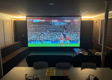 170インチ超大型スクリーンと高解像度プロジェクタ、仏Focal製スピーカでTV/動画/PCを楽しめる78平米大型スタジオルーム - 丘の詩「美瑛テラス」
