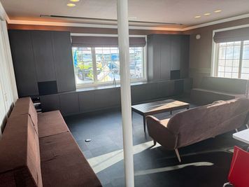 丘の詩「美瑛テラス」 美瑛中心地・景観条例地区駅前通り沿いにある大型レンガ造り邸宅１Fの室内の写真