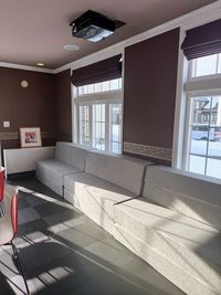 2人ソファ✕７＝14人
8人用大型テーブル＝8人
3人用カウチソファ＝3人
2人用カウチソファ＝2人
合計27名が同時に着席可能です - 丘の詩「美瑛テラス」 美瑛中心地・景観条例地区駅前通り沿いにある大型レンガ造り邸宅１Fの室内の写真