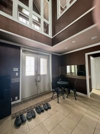 １Fスペース用玄関内（インナーパティオ） - 丘の詩「美瑛テラス」 美瑛中心地・景観条例地区駅前通り沿いにある大型レンガ造り邸宅１Fの入口の写真