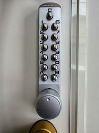 ナンバーキーによる解錠 - 丘の詩「美瑛テラス」 美瑛中心地・景観条例地区駅前通り沿いにある大型レンガ造り邸宅１Fの入口の写真