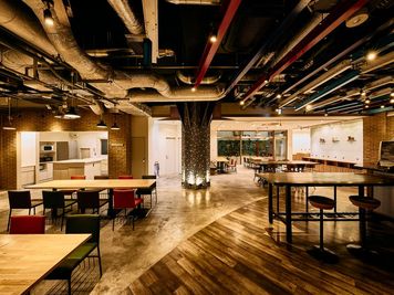 映画も、パーティーも、ミーティングも。すべてここで！自由に使える、みんなのスペース！ゲストハウスで広がる、新しい出会いと体験 - Kyoto Guesthouse HIVE