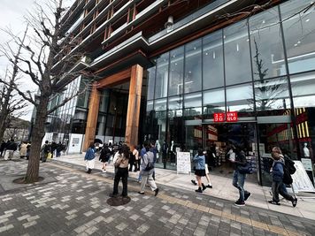 原宿駅（明治神宮前駅）を出たら、ユニクロの入るビル「ウィズ原宿」を目指します。 - Pilates salon CROWNのその他の写真