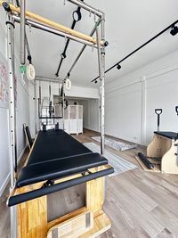 パーテーションを調整すれば
マシンを置いたまま、マットが５枚敷けるのでグループレッスンも可能 - Pilates salon CROWNの室内の写真
