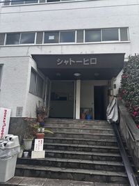 ウィズ原宿のB1F裏口を出ると目の前にある「シャトーヒロ」内４０６です。 - Pilates salon CROWNの入口の写真