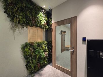 いいオフィス大宮 by リブポート大宮 【大宮駅徒歩2分】8名用会議室の室内の写真