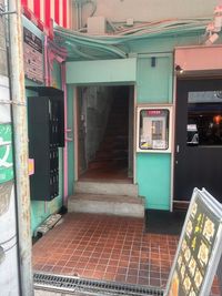 建物１階の入口　この階段から上がってください - おおきにスタジオ おおきにスタジオB【配信・アー写撮影・少人数でのダンス練習向き】の外観の写真