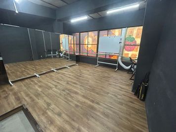 おおきにスタジオ おおきにスタジオB【配信・アー写撮影・少人数でのダンス練習向き】の室内の写真