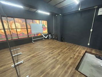 おおきにスタジオ おおきにスタジオB【配信・アー写撮影・少人数でのダンス練習向き】の室内の写真