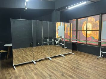 おおきにスタジオ おおきにスタジオB【配信・アー写撮影・少人数でのダンス練習向き】の室内の写真