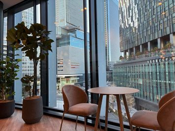 H¹T名古屋桜通口 会議室 03(6名)の室内の写真