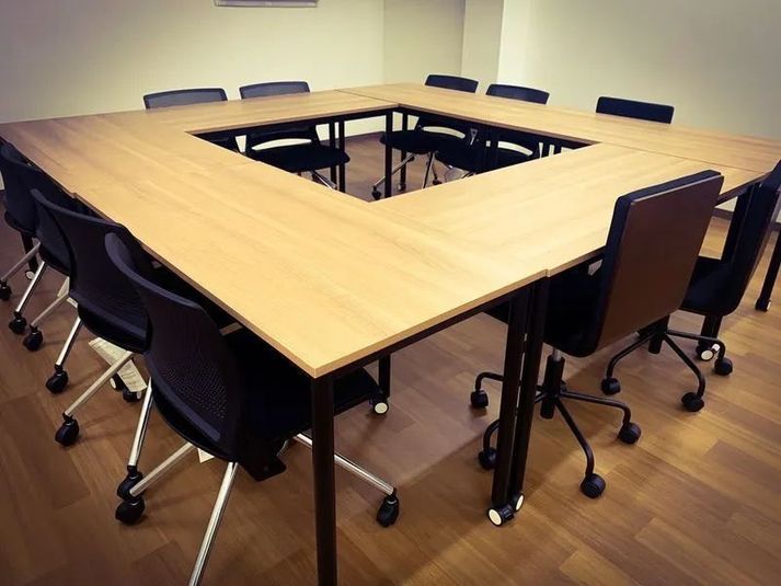 4階セミナールーム(16名)常設のプロジェクターが無料で使えます - CoWorks24佐世保店