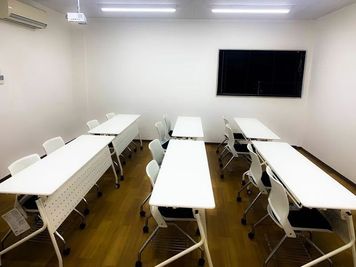 【要予約】4Fセミナールーム - CoWorks24佐世保店 4階セミナールーム(16名)常設のプロジェクターが無料で使えますの室内の写真