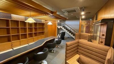 1Fワークスペース（入り口から） - CoWorks24佐世保店 4階セミナールーム(16名)常設のプロジェクターが無料で使えますの室内の写真