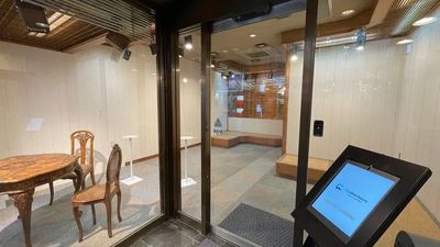 チェックインディバイス - CoWorks24佐世保店 4階セミナールーム(16名)常設のプロジェクターが無料で使えますの入口の写真