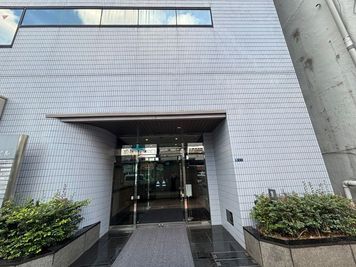 ビル正面入口 - 茅場町駅前　貸し会議室 貸し会議室の入口の写真