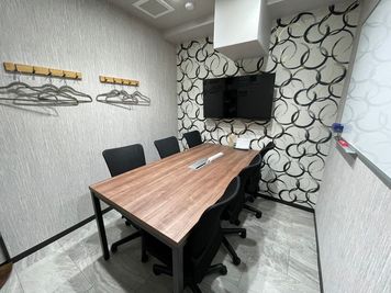 いいオフィス浜松町大門 by リンクフロンティア 6名会議室（Room A）の室内の写真