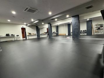 床は様々な用途に最適なクッションマットとなります。 - 南林間駅徒歩２分！100平米超えの広々スペース！ 駅近で100平米を超える多目的スタジオ！の室内の写真