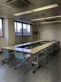 机や椅子のレイアウトを自由に変更してご利用頂けます！ - 松山電算ビル  貸し会議室の室内の写真