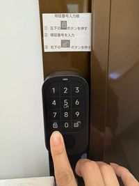 入口はスマートロックに暗証番号を入力して入室します。 - レンタルルームLOCUSの入口の写真