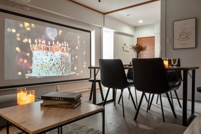 ド迫力の大画面プロジェクター🎬 - Aivicスペース新橋の室内の写真