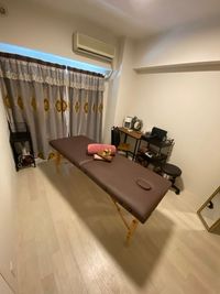 ベッド、テーブル
カウンセリングもお部屋で完結 - 恵比寿東口店シェアサロン{masamuu}の室内の写真