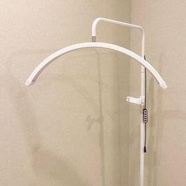 まつ毛、エステの際などにご使用いただけます。ライト - LUA 電動施術ベット付き完全個室レンタルサロンの設備の写真