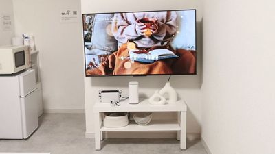 大画面テレビでYoutube鑑賞や地上波、各種VODが楽しめます！
※VODはご自身のアカウントでログインしてください - サンフロリア川崎パーティースペース パーティースペースの室内の写真