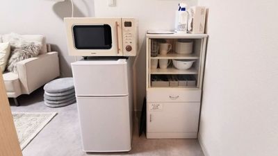 オーブン機能付きの電子レンジと、冷凍庫付きの冷蔵庫です🙆‍♀️ - サンフロリア川崎パーティースペース パーティースペースの室内の写真
