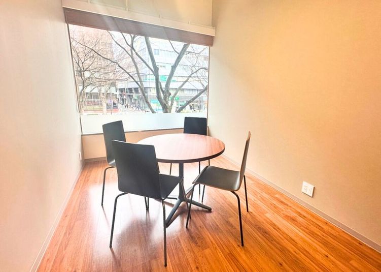 あおば通りを一望しながら作業ができます✨ - スタンダード会議室　仙台あおば通り333店 office-Kの室内の写真