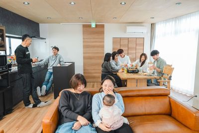 椅子20席ございます。ホームパーティ、誕生日会、同窓会、打ち上げ、タコパ、推し活、ママ会などお楽しみください。 - レンタルスペース　『時の間』 駅徒歩2分！屋内スペースと屋外スペースのあるレンタルスペースの室内の写真