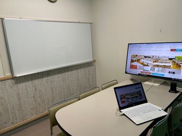 みんなの貸会議室　那覇東町店 東町101会議室[定員6+予備椅子]の室内の写真